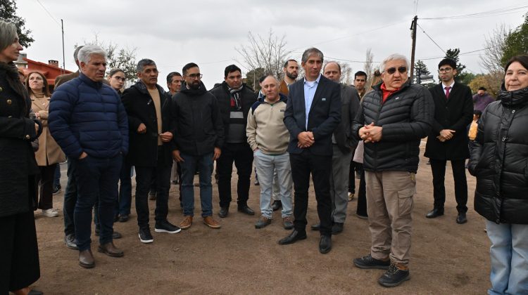 Poggi recorrió junto con vecinos de Papagayos el avance de obras de pavimentación 
