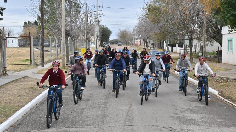 Más salud y sustentabilidad: Poggi entregó bicicletas a jóvenes de Villa del Carmen 