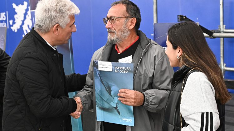 Otras 110 familias sanluiseñas obtuvieron la escritura de sus casas