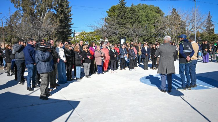 El Gobernador acompañó a vecinos del barrio Los Álamos en la reinauguración de su plaza