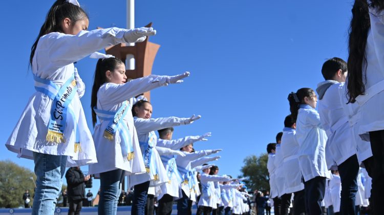 Alumnos prometieron amor y respeto por la Patria en el Monumento a la Bandera