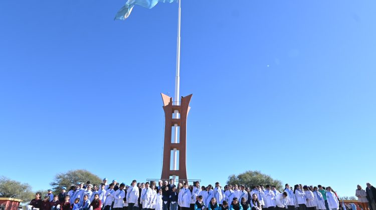 Alumnos prometieron amor y respeto por la Patria en Monumento a la Bandera