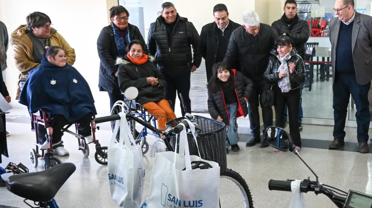 Tres alumnas pedalean de manera inclusiva con las Tubi adaptadas  