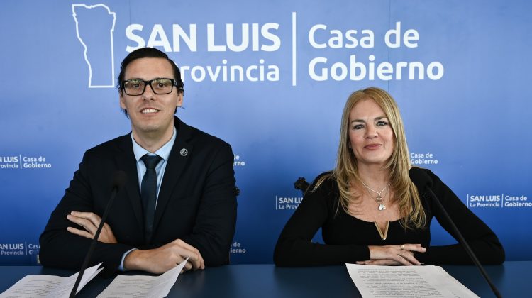 El Ejecutivo y el Colegio de Escribanos firmaron un convenio para digitalizar trámites inmuebles