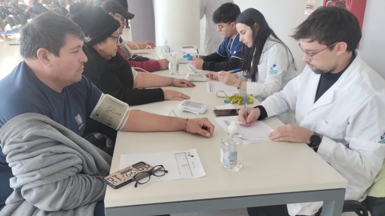 Ofrecen controles gratuitos de presión arterial y glucemia