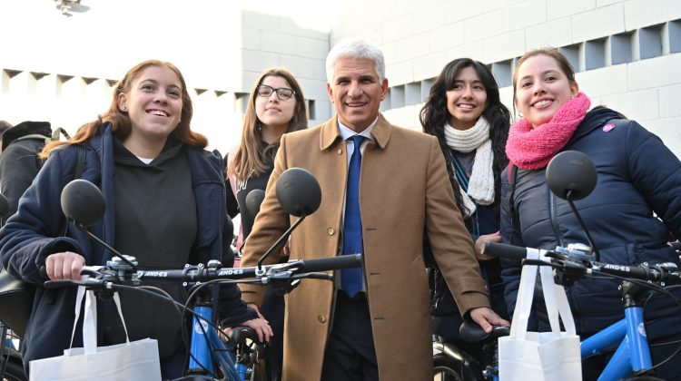 Los alumnos del Colegio Santa María ya pedalean con sus bicicletas TuBi