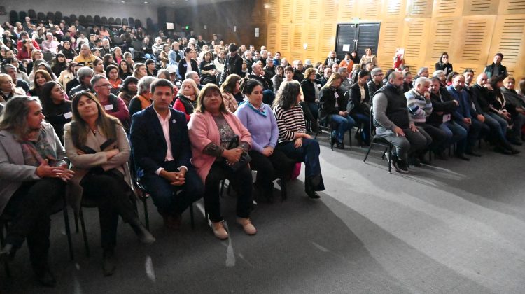 El Gobernador entregó 70 escrituras a vecinos de los departamentos Pedernera y Dupuy 