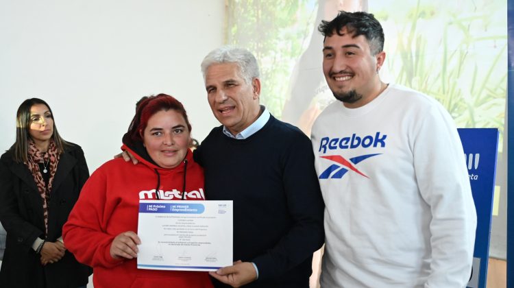 Poggi entregó créditos a siete emprendedores de Quines