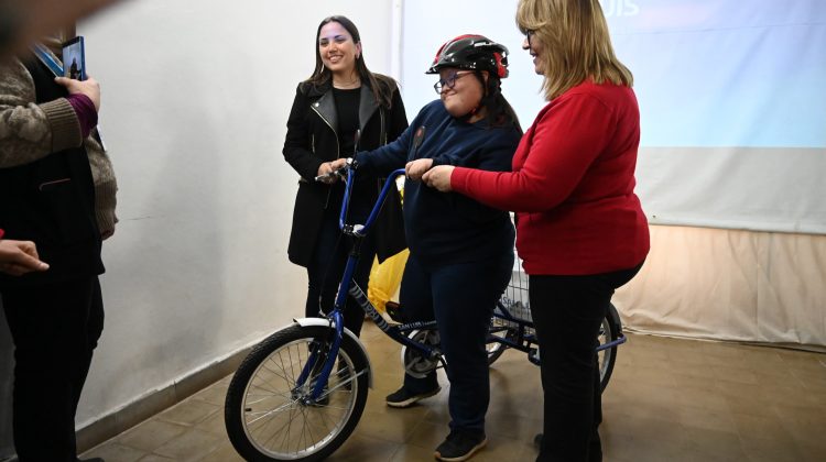 Una estudiante con discapacidad recibió una TuBi adaptada