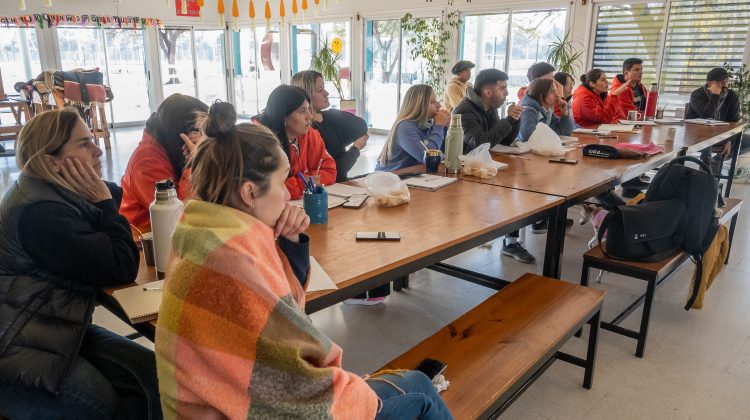 Brindaron una capacitación sobre cuidado de los caballos en el Centro de Equinoterapia La Pedrera