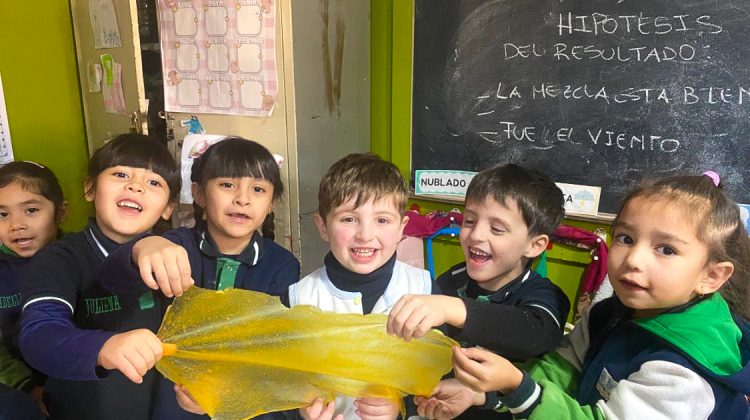 Alumnos de 5 años crearon un proyecto para cuidar el planeta con cascaras de mandarina
