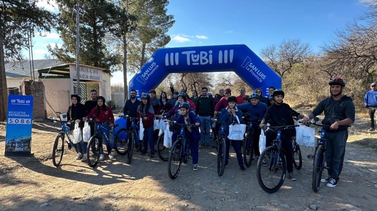 Alumnos de la Escuela N°348 de Cañada La Negra recibieron sus bicicletas