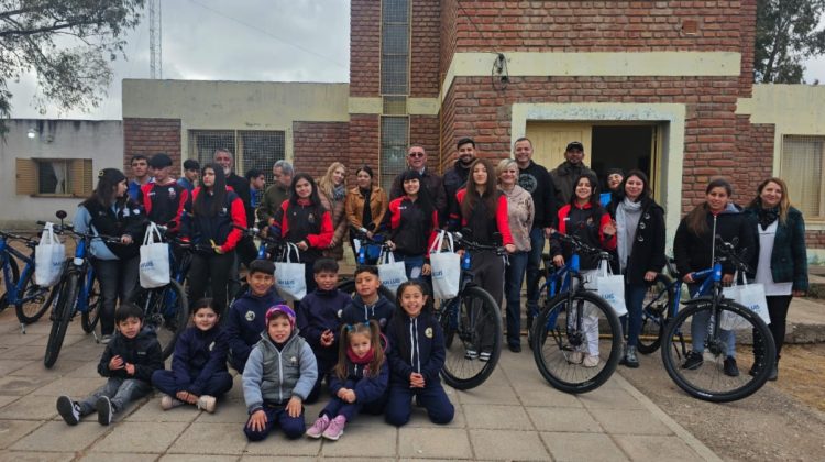Las bicicletas llevaron alegría a las escuelas rurales de Suyuque Nuevo y El Milagro