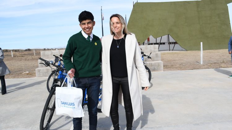 La alegría de las TuBi llegó al Pueblo Ranquel: ocho estudiantes recibieron sus bicicletas