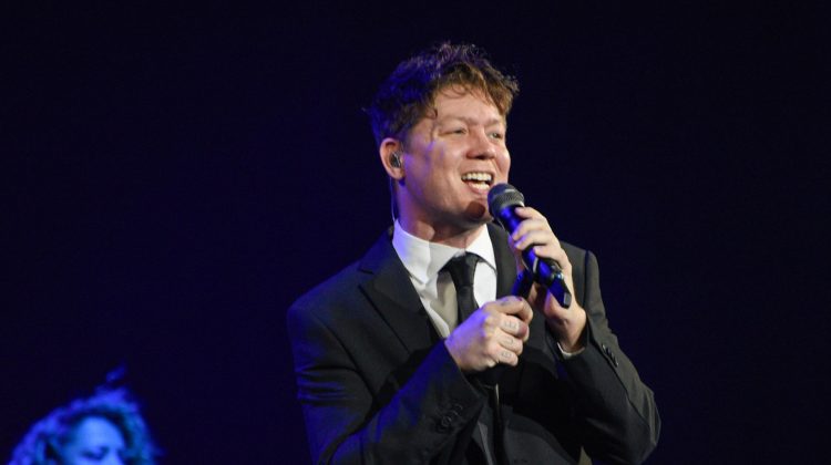 Emanero cautivó con su show en el Cine Teatro