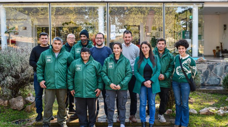 Entregaron nueva indumentaria al equipo de la Estación de Piscicultura de La Florida