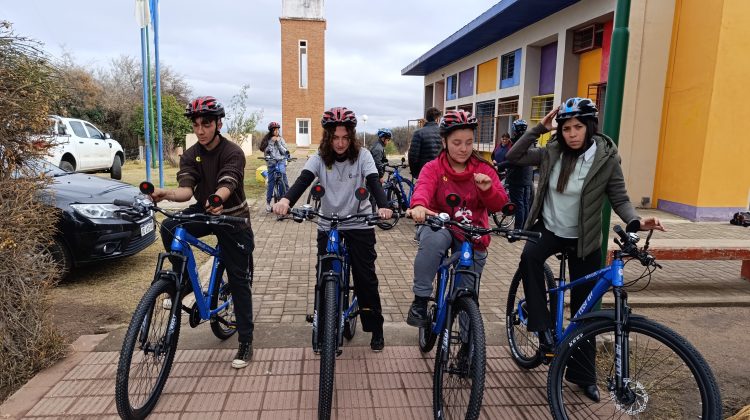Los 11 estudiantes secundarios del paraje Balcarce ya tienen sus bicicletas del Plan TuBi