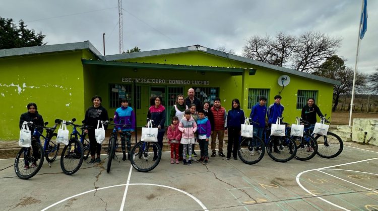 Ocho bicicletas TuBi dibujaron sonrisas en los alumnos del paraje Cabeza de Novillo