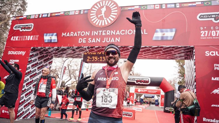 Un trabajador del Hospital Central ganó una competencia de atletismo en San Juan