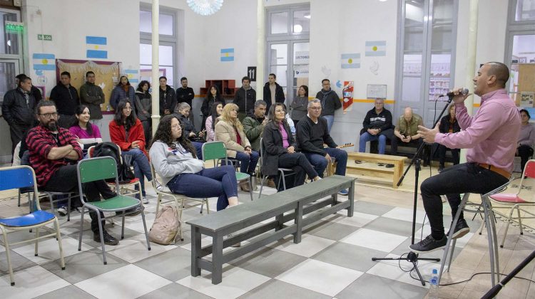 Los artistas emergentes muestran su talento en el ciclo Micrófono Abierto
