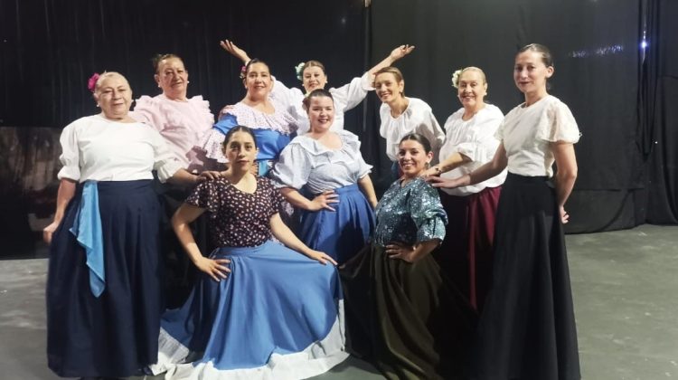 La academia ‘Mis raíces bailan’ invita a una gran peña folclórica