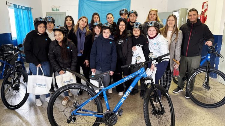 Más estudiantes de parajes de Belgrano y Ayacucho estrenaron sus bicicletas