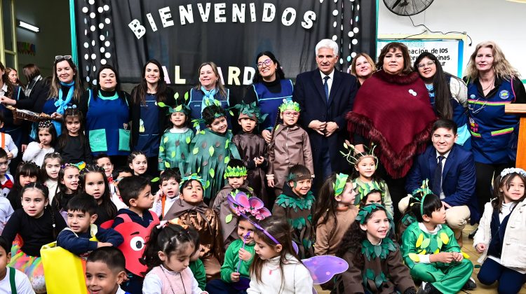Poggi y la comunidad de la escuela ‘Mitre’ estrenaron el nuevo nombre del jardín: ‘Raíces del ombú’