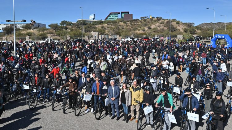 Multitudinaria entrega de bicicletas a estudiantes de 12 instituciones de la ciudad de San Luis
