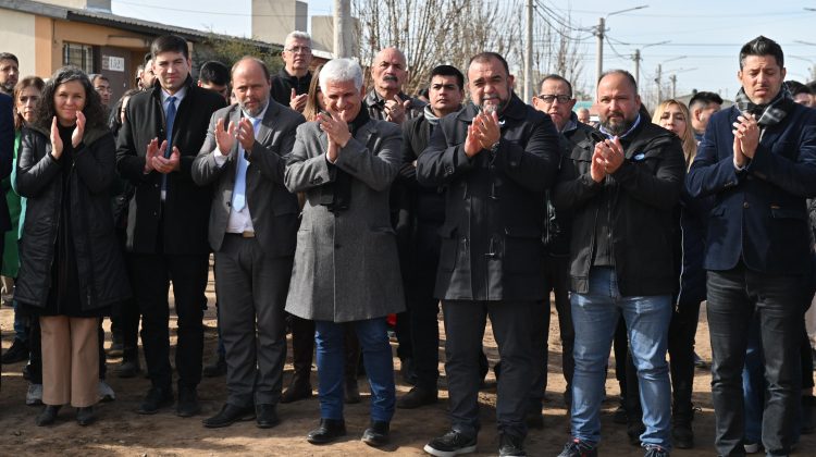 El Gobernador visitó la obra de pavimentación en Villa Mercedes