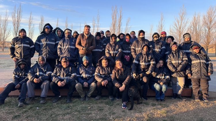 Entregaron equipamiento invernal para los trabajadores de la planta ‘Peuma’