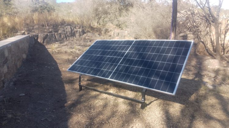 Instalan kits solares en ocho hogares de Las Chacras