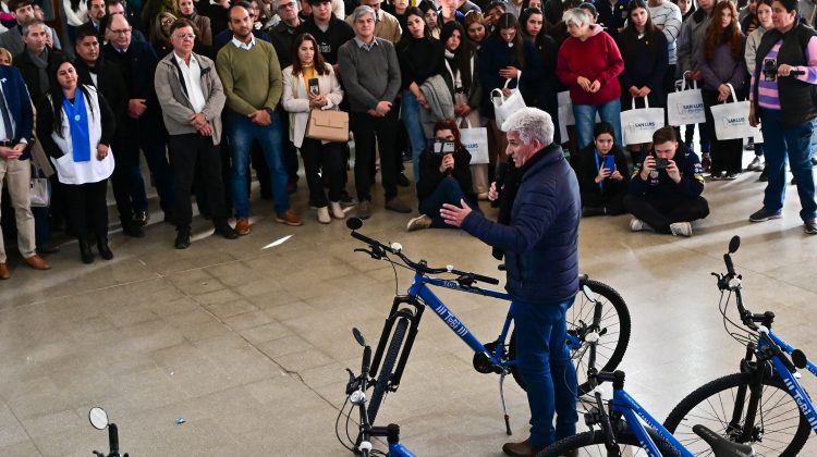 Estudiantes de tres escuelas de Santa Rosa del Conlara recibieron sus bicis