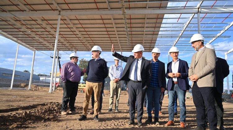 El Gobernador visitó el avance de obra de la nueva sucursal que Carrefour abrirá en la zona sur
