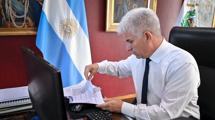El Gobernador firmó un decreto para modificar la Ley de Catastro