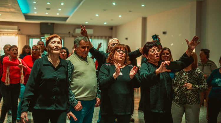 ‘Generación Rock’ hizo bailar a personas mayores de Pueyrredón