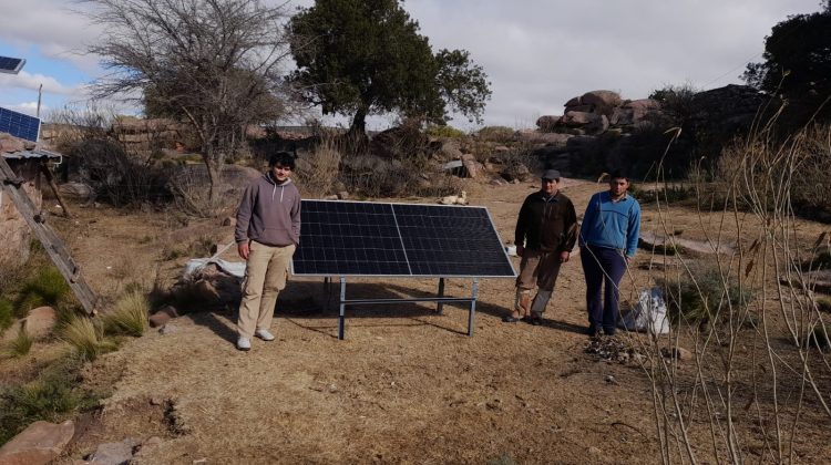 El Gobierno llevó energía solar a una vivienda sin caminos de acceso