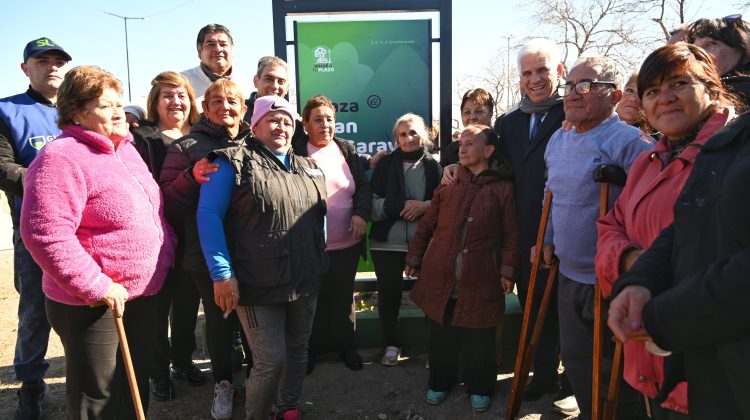 El Gobernador y los vecinos del barrio Kennedy celebraron la renovación de su plaza