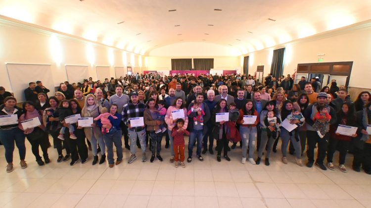 C- Poggi encabezó la entrega de certificados a 429 emprendedores de Pedernera