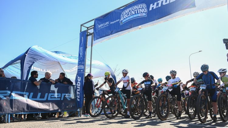 Poggi acompañó a ciclistas que participan del Campeonato Argentino de Mountain Bike