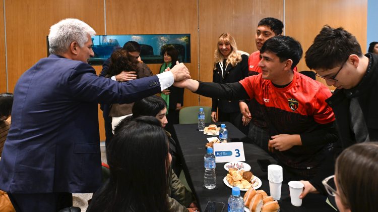 Poggi compartió un desayuno con beneficiarios de la Beca Universal Superior