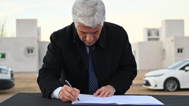 Poggi firmó el decreto para iniciar la construcción de 12 viviendas más en Tilisarao