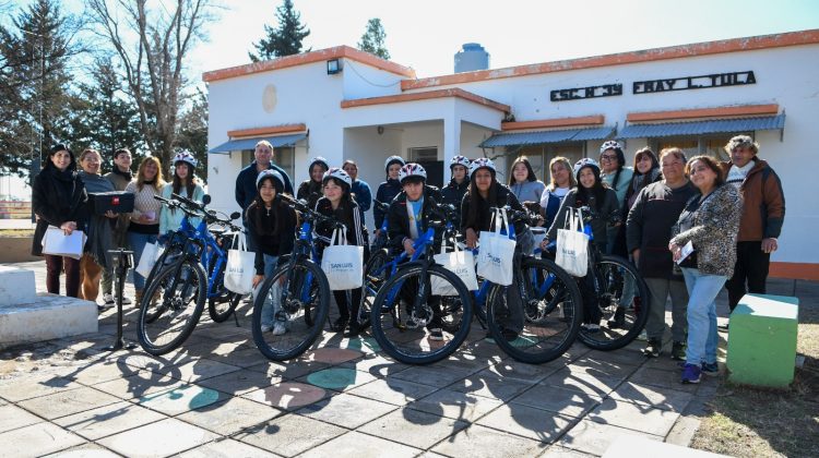 Más de 50 estudiantes del departamento Pedernera recibieron sus bicicletas