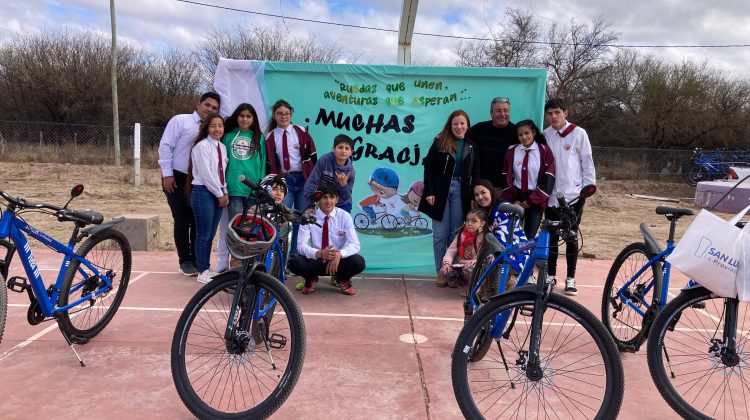 Los estudiantes de los parajes Río Juan Gómez y El Señuelo ya tienen sus bicis 