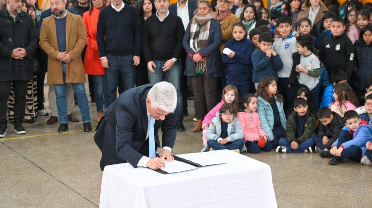El Gobernador firmó el decreto para la ampliación de la escuela ‘Raúl Basilio Díaz’