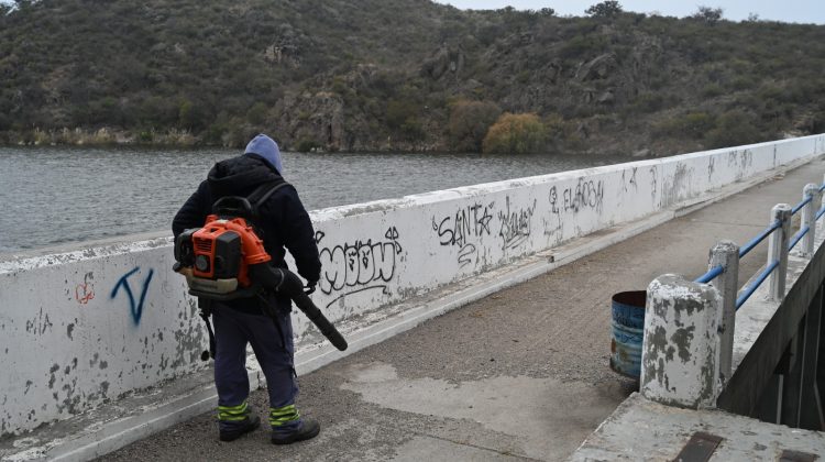 Refuerzan trabajos de mantenimiento en el dique Cruz de Piedra