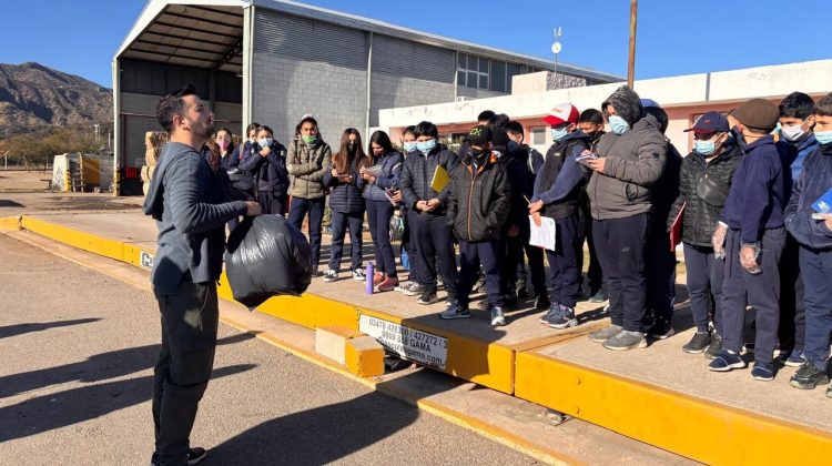 Estudiantes de Quines visitaron la planta recicladora ‘La Jarilla’