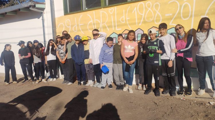 Alumnos y docentes renuevan la fachada de la Escuela N°77 ‘Maestros Puntanos’