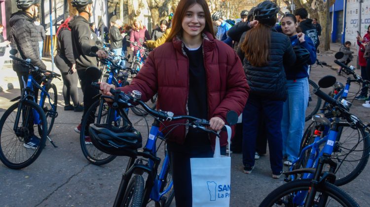 “Me sentí muy feliz cuando me entregaron la bici, por una cuestión económica no podían comprármela”