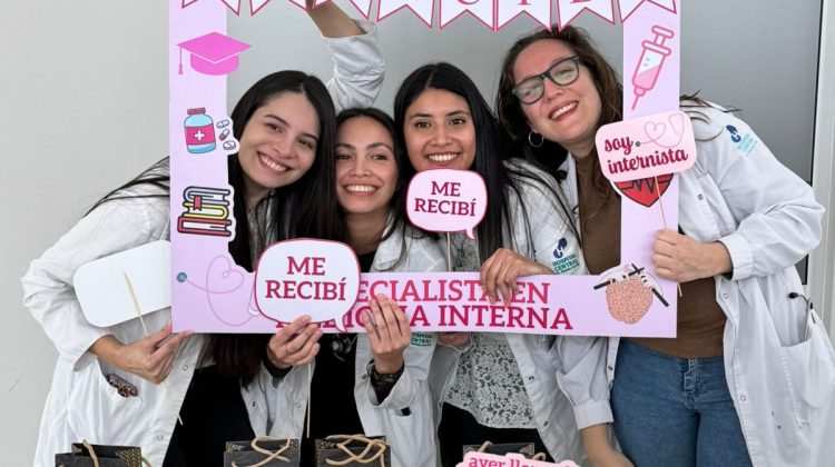 Cuatro residentes se recibieron de especialistas en el Hospital ‘Ramón Carrillo’