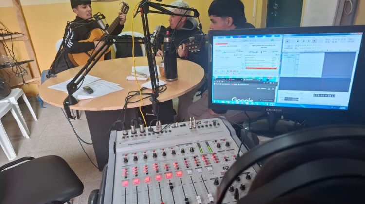 Alumnos del Centro Educativo N°22 participan en un concurso nacional de radio